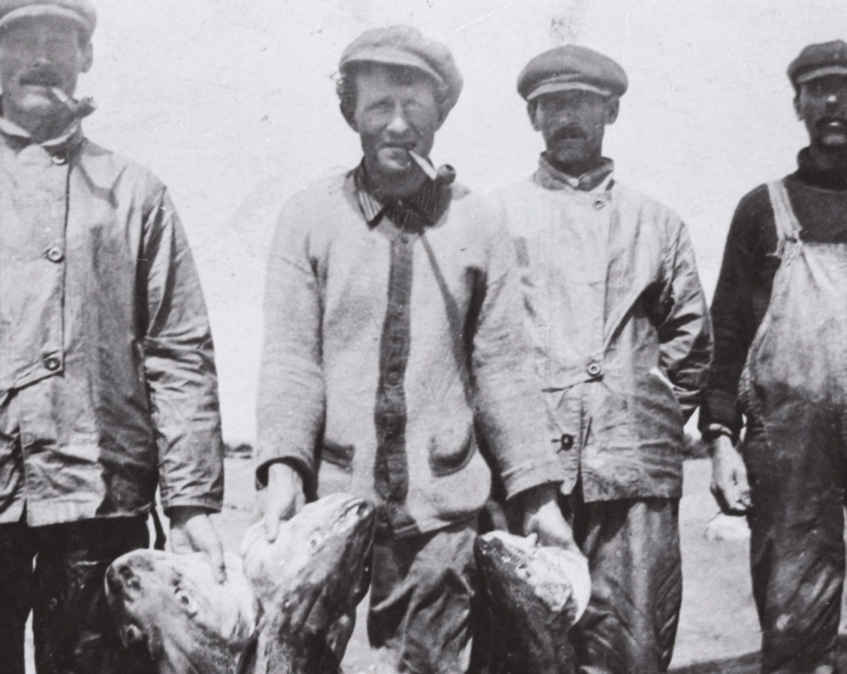 Les pêcheurs Guillaume Morency, Wilfrid Jones, Elzéar Morency et un pêcheur du Labrador, 1915. Photo : BANQ Sept-Îles, Fonds Groupe d'action et de développement économique et culturel de la Basse Côte-Nord (09N, P12, S2, P167)